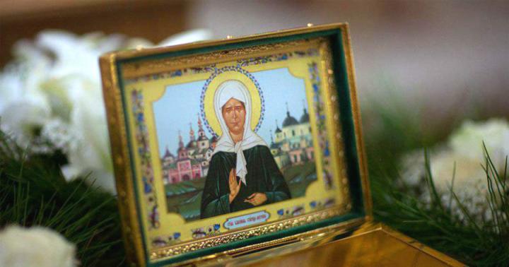 What is the correct way to ask the Matrona of Moscow for help with conception and healing from illnesses?