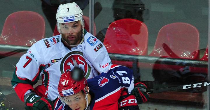 Samara hockey player Zakharchuk breaks his opponents’ ribs and smears them across the boards in the KHL Can’t be kicked out